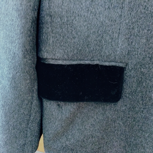 Like new 100% cashmere,charcoal men's coat, appx sz 38-40. Custom made. - Picture 4 of 8